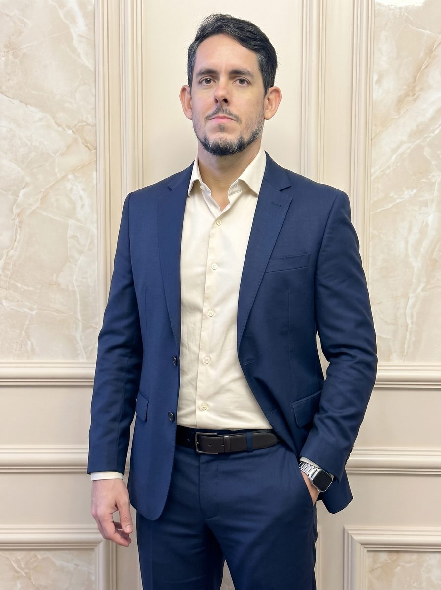 Retrato de Rodrigo Azevedo de terno azul